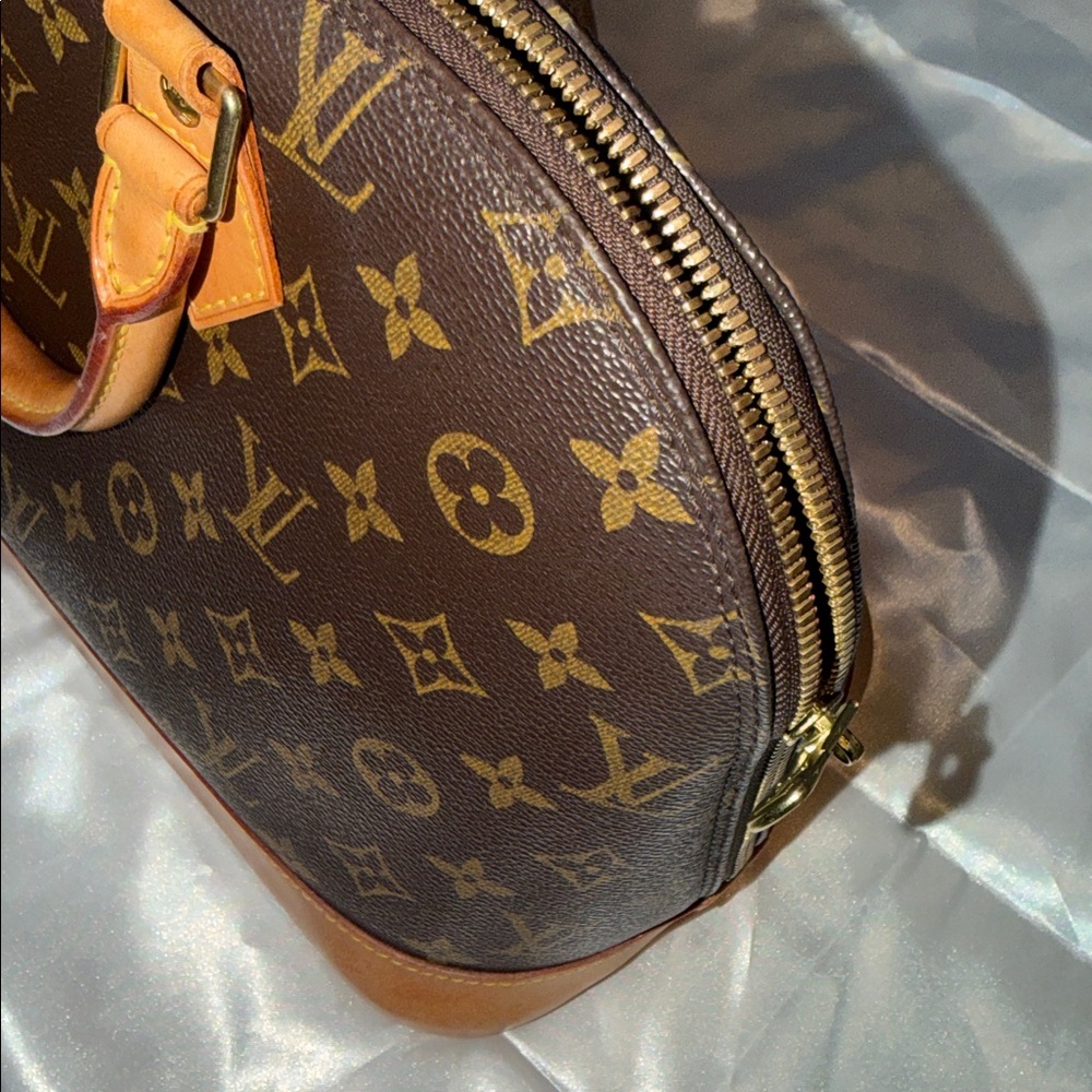 Louis Vuitton Alma Handbag Monogram Canvas 12 - Picture 11 of 12